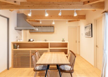 Organic House(ファミリア建設)の無垢材を使った内観