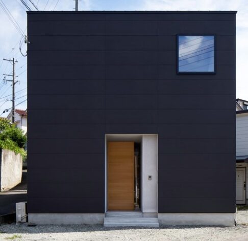 黒い外壁と相性のよいシンプルな住宅