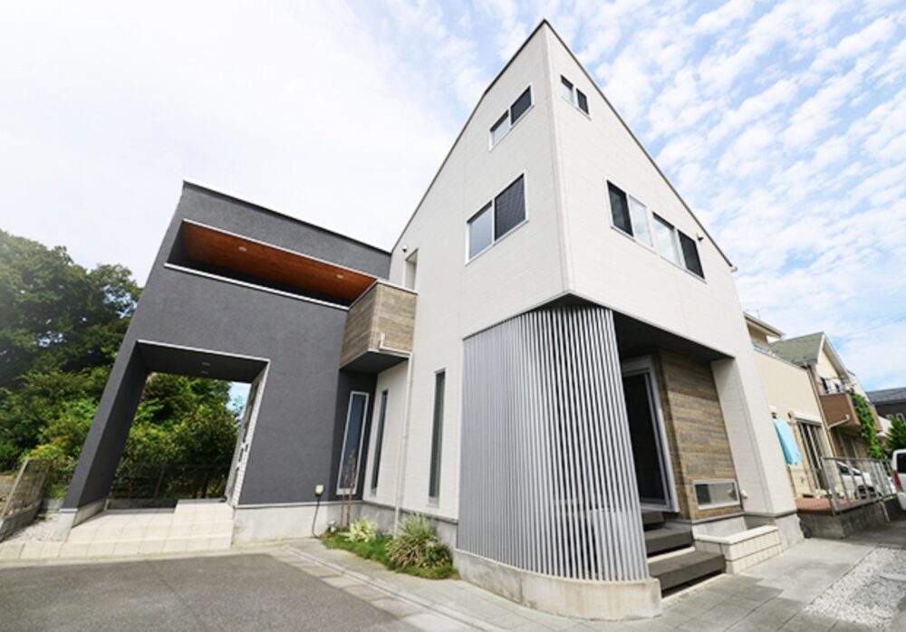 ディーハウスの白とグレーを組み合わせた都市型住宅の外観施工事例