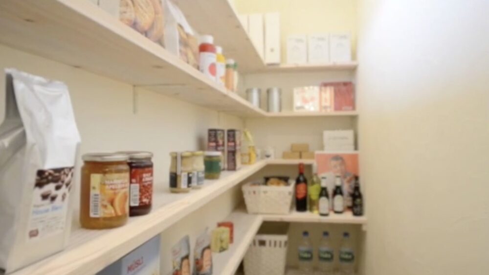 みくに工務店の施工事例 可動棚のあるパントリー