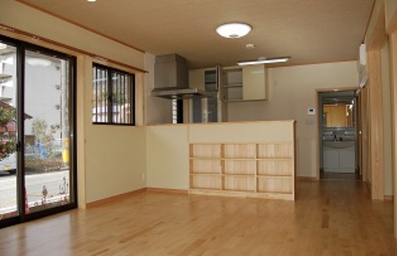 二村技建の施工事例|木を活かしたLDKと対面キッチン