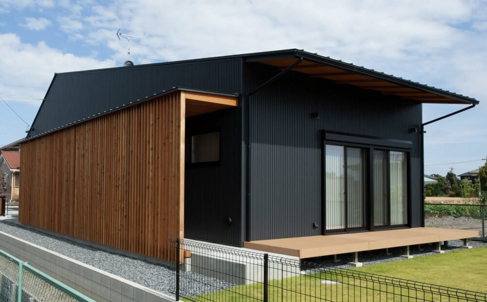 緒方建設の黒と木を組み合わせた外観施工事例