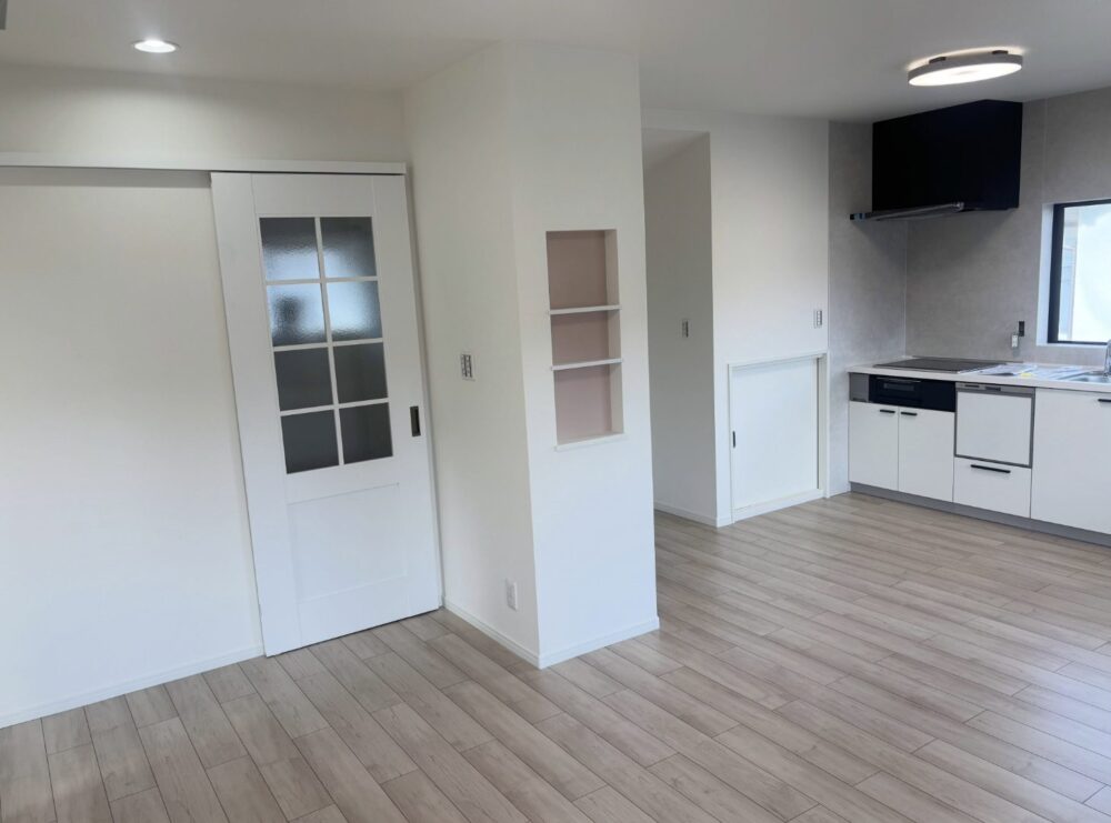 HOUSE工房MARIKU|石本工業の施工事例 明るいキッチンとニッチ収納