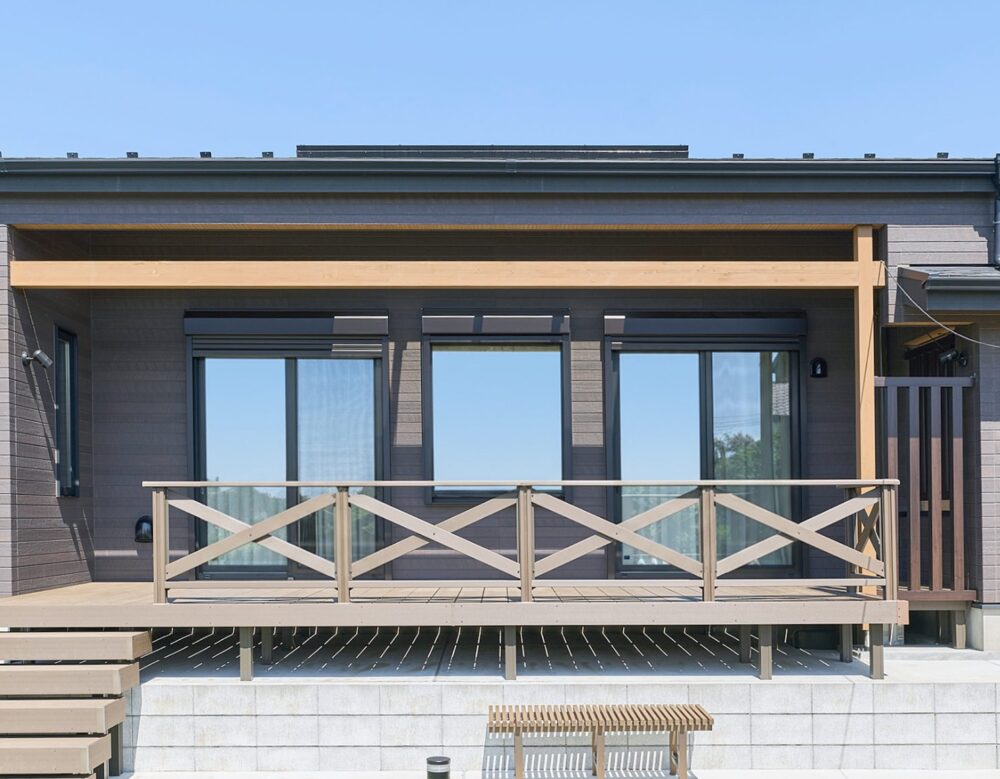 E・M・LUMBERの施工事例　ウッドデッキがおしゃれな平屋の外観