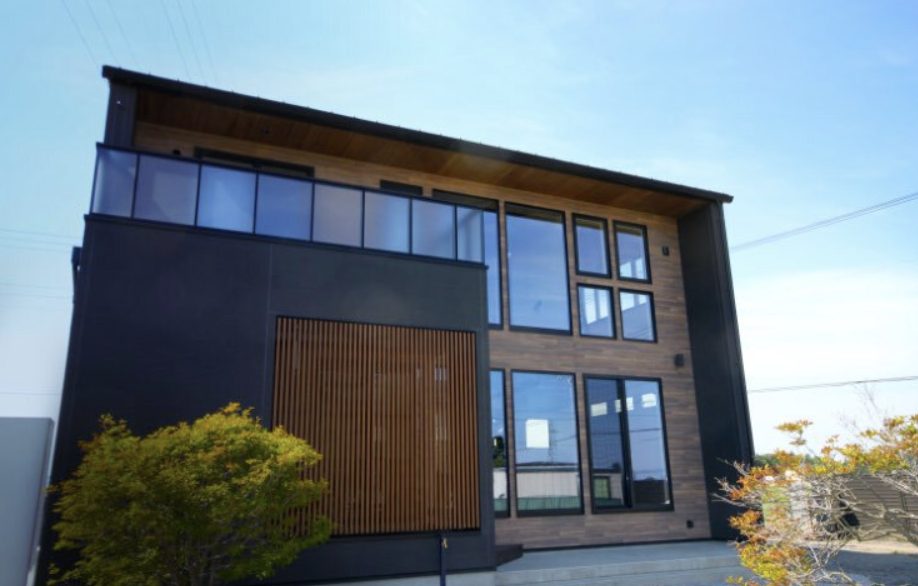 だいこうホームの黒と木目を組み合わせた外観施工事例