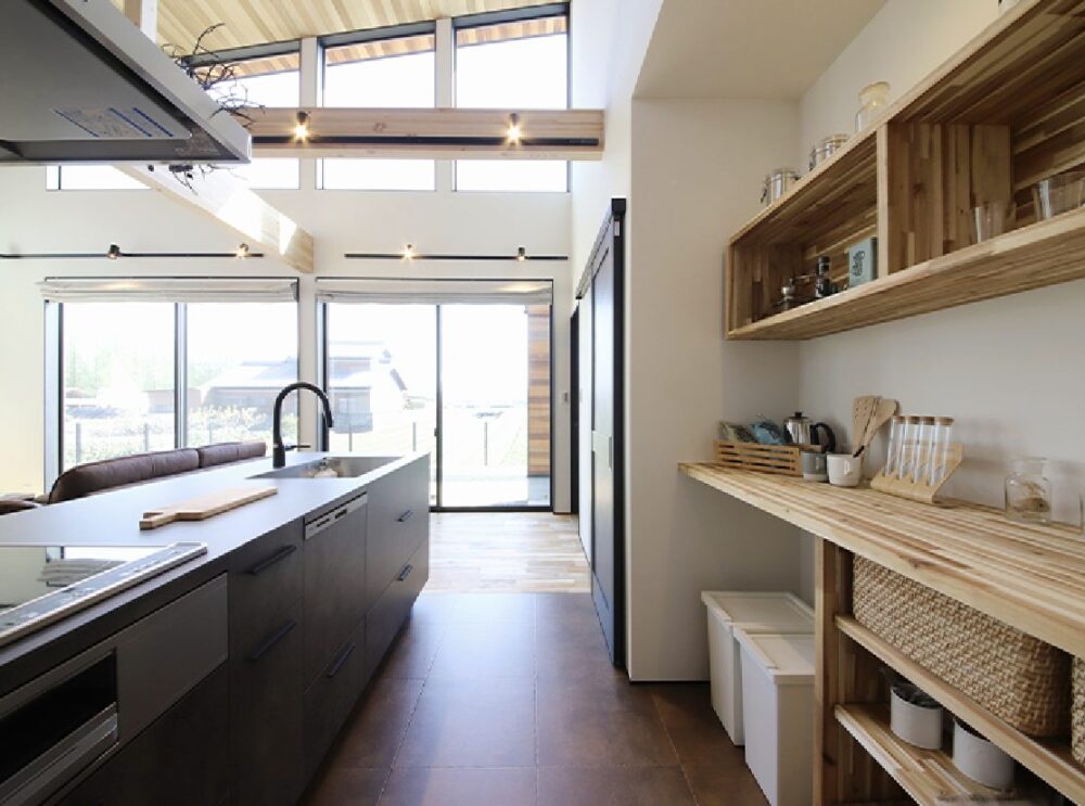 Feel+Homeの吹き抜けとアイランドキッチン施工事例