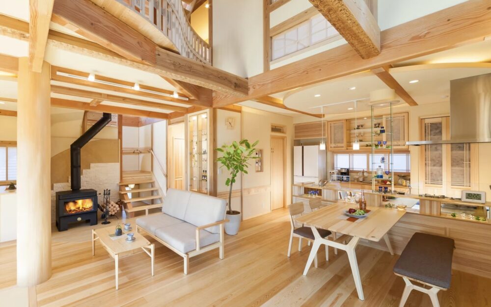匠建のロフトと薪ストーブがある無垢材のLDK施工事例