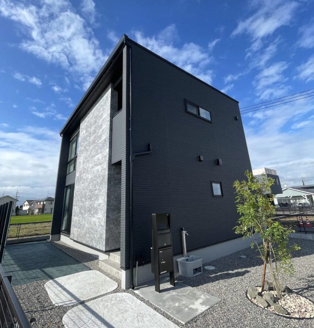 エイシンの注文住宅の施工事例　黒い外壁のシンプルな外観