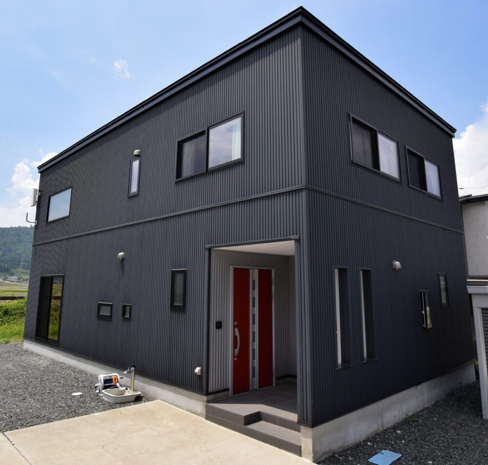廣居建設の金属外壁を使った外観施工事例