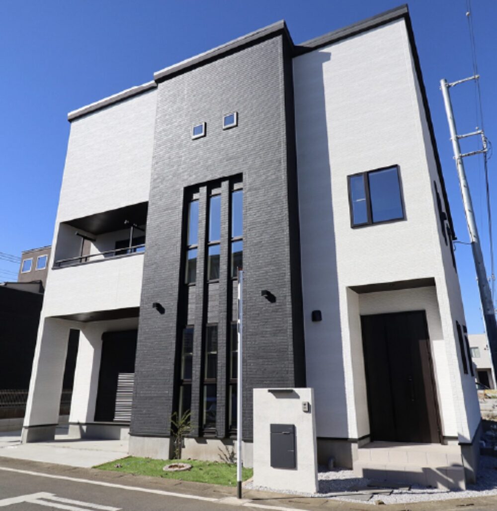 ジャパンホームの施工事例 外観 三列ならんだ縦長の窓が印象的