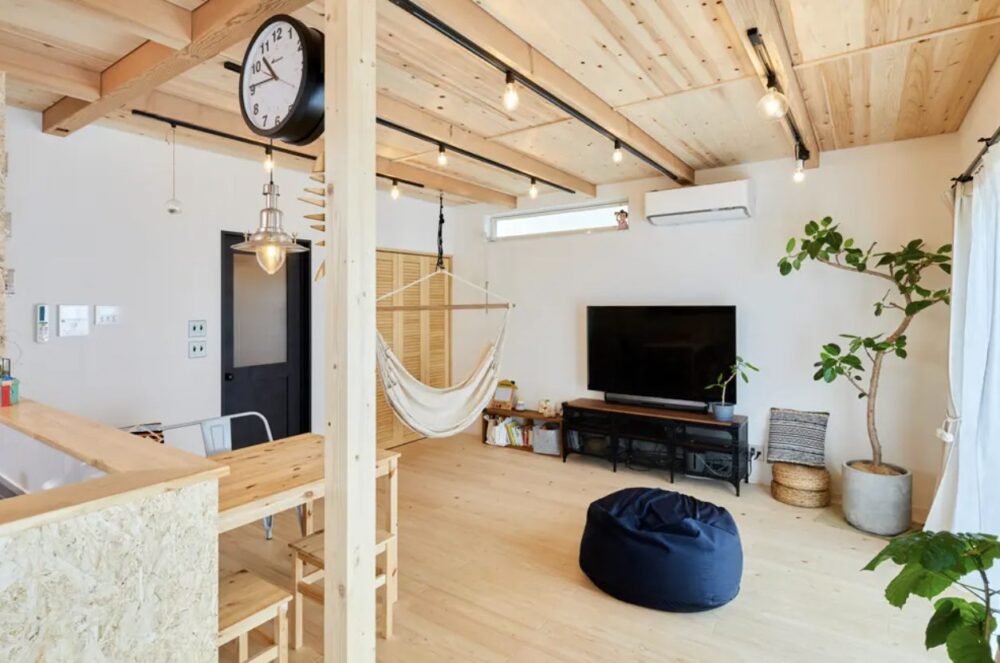 緒方建設の木を見せたリビング施工事例