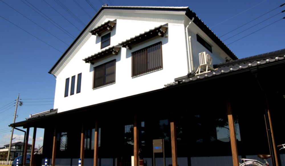 二村技建の施工事例|蔵を思わせる白壁の外観