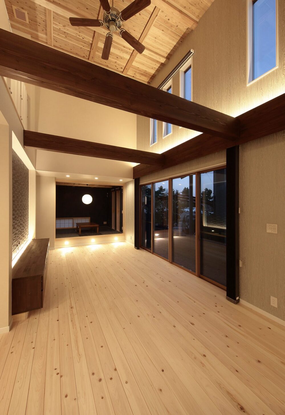 クロスハウス｜CROSS HOUSEの木質天井と吹き抜けLDK施工事例