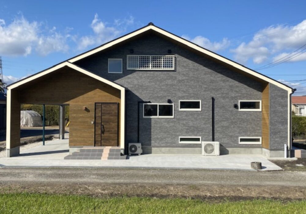 比良建設の施工事例　大屋根と木目を組み合わせた外観