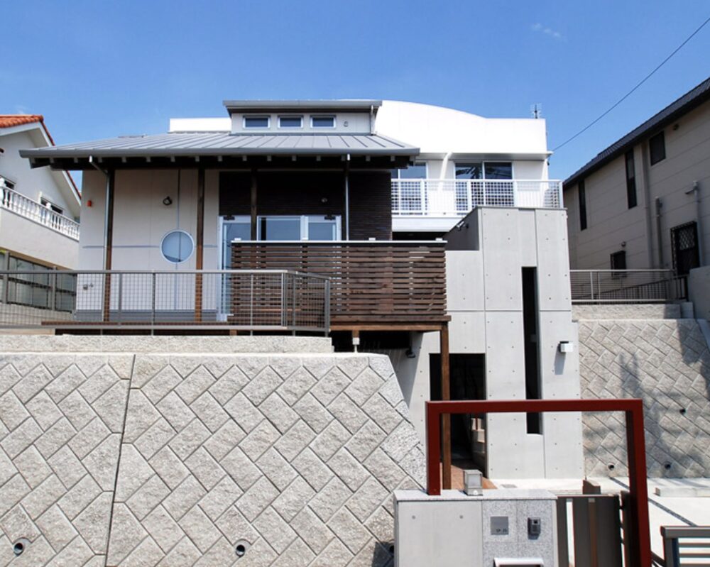 アトリエ繁建築設計事務所の施工事例|木とコンクリートを組み合わせた外観