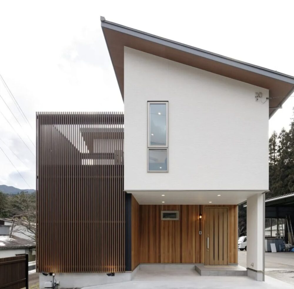 宮脇建設の縦格子を使った外観施工事例