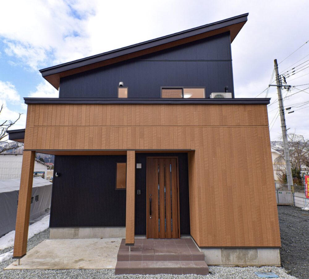 廣居建設の木目外壁を使った外観施工事例