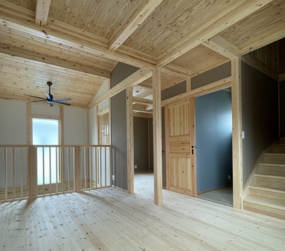 青木建設の無垢材を活かした吹き抜け施工事例