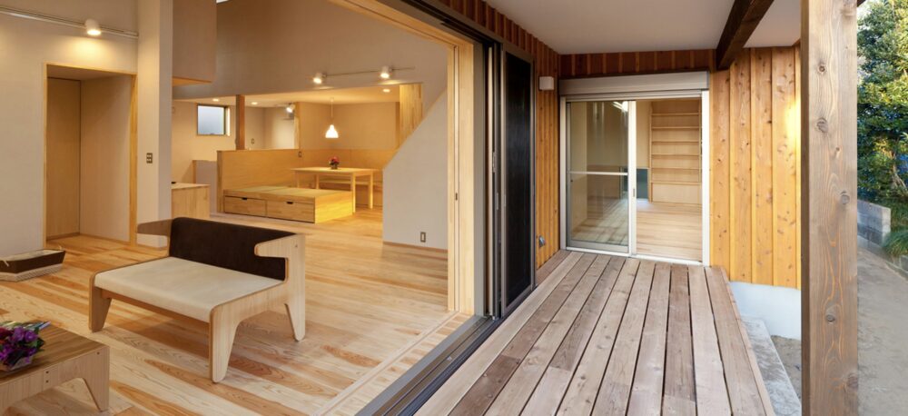 亀山建築のウッドデッキと室内がつながる施工事例