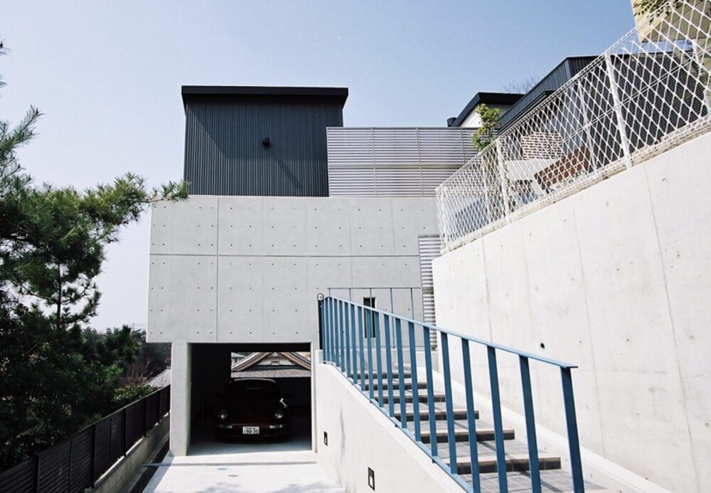 アトリエ繁建築設計事務所の施工事例|高低差とガレージを活かした外観
