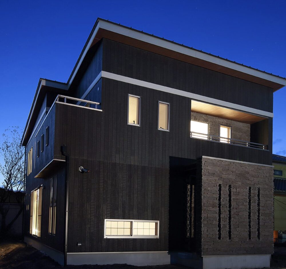 クロスハウス｜CROSS HOUSEの黒い外壁と大きな軒の外観施工事例