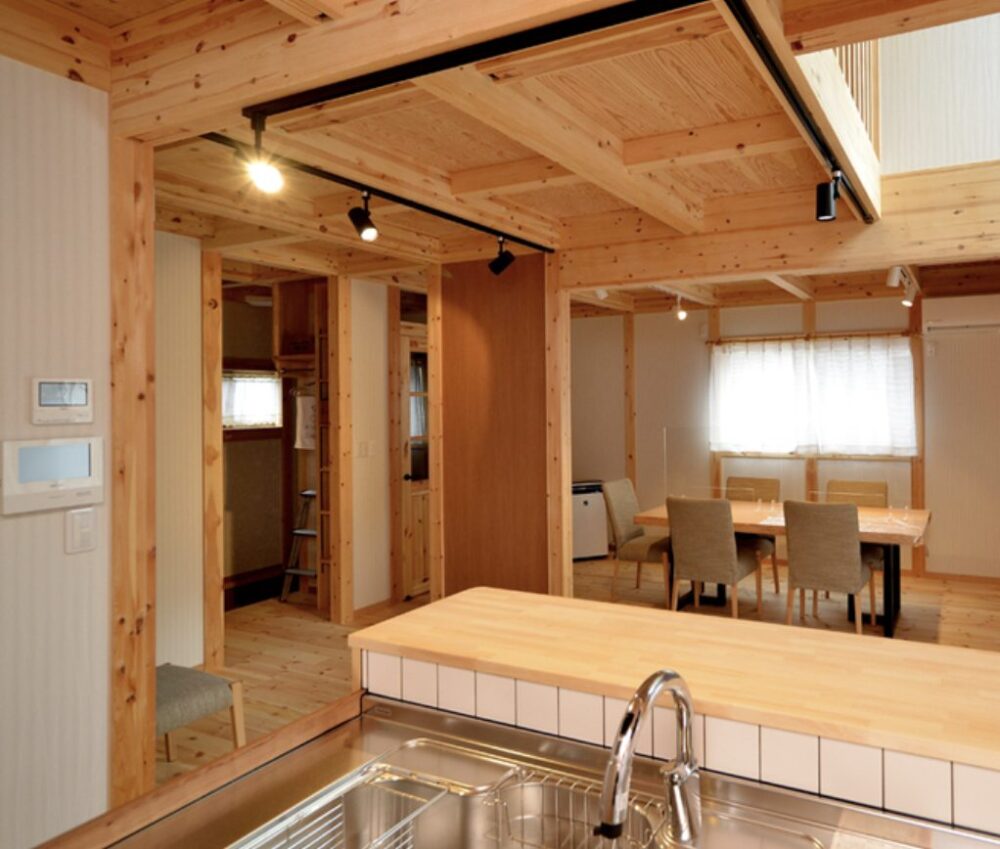 青木建設の無垢材を使ったキッチンとダイニング施工事例