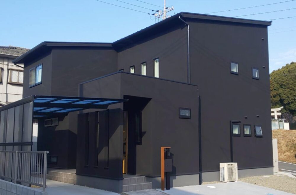 創建築デザインの黒を基調とした外観施工事例